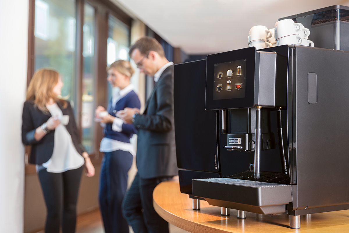 Franke A400 koffiebonenmachine met verse melk in kantoor zakelijk