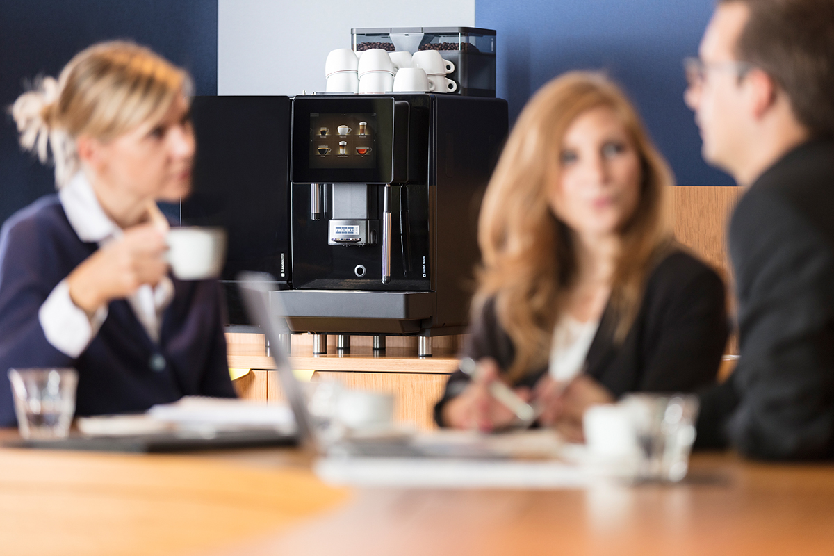 Franke A400 koffiebonenmachine met verse melk in kantoor zakelijk
