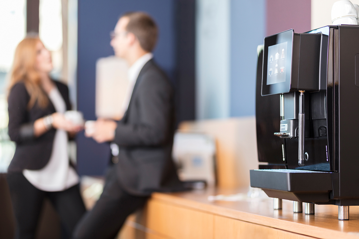 Franke A400 koffiebonenmachine met verse melk in kantoor zakelijk