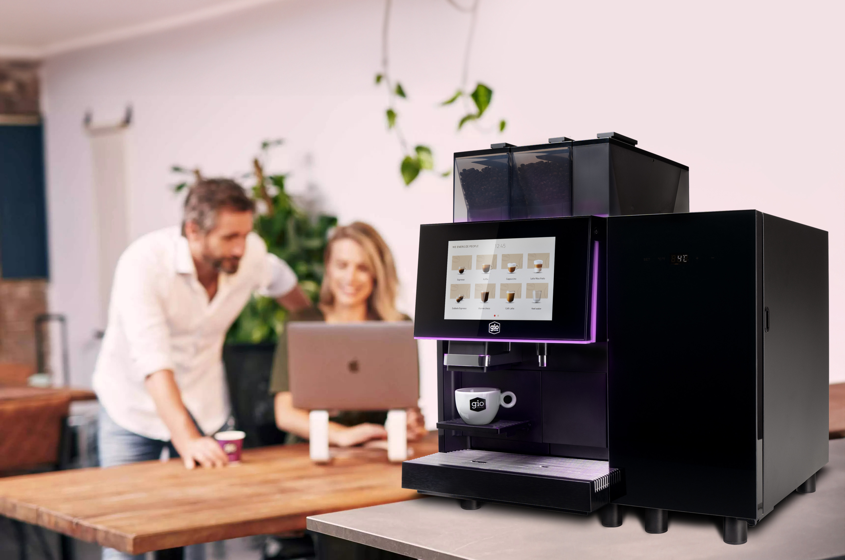 Gio Coffee collega's in overleg met Venturo zakelijke koffiemachine