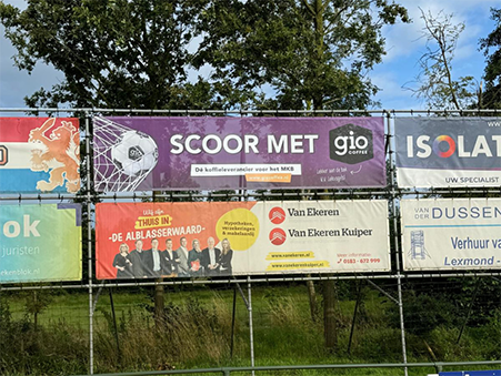 Gio Coffee sponsorbord op de sportclub