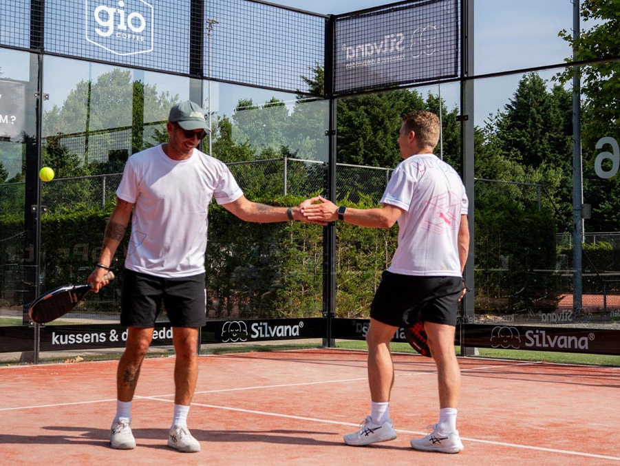 Gio Coffee op een padel toernooi met sponsors
