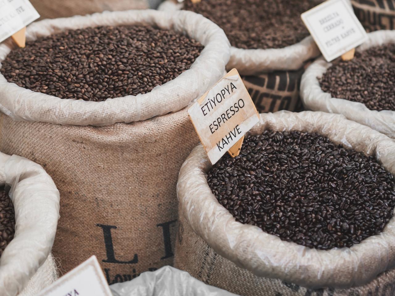 Koffiebonen van over de hele wereld voor koffie op kantoor