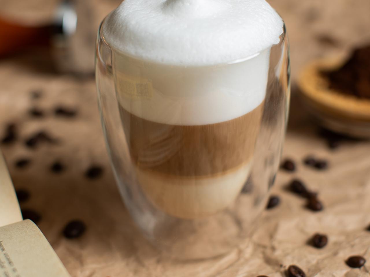 Een mooie laag melkschuim bovenop een latte macchiato