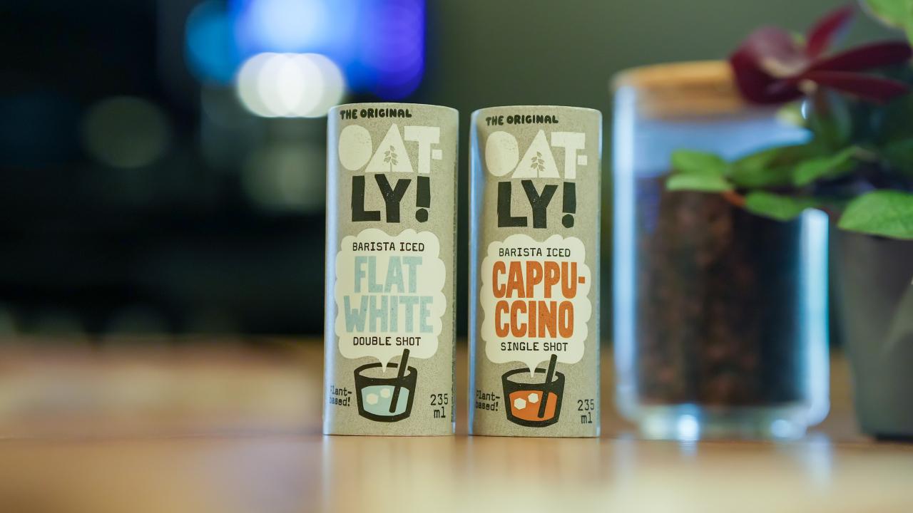 Oatly iced cappuccino en flat white