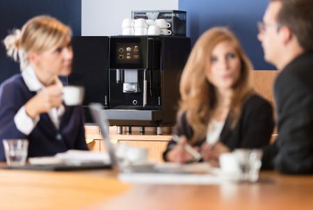Franke A400 koffiebonenmachine met verse melk in kantoor zakelijk