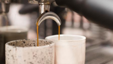 koffiemachine zet twee koppen ristretto