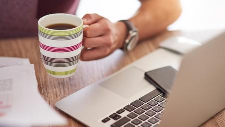 Kop koffie laptop op het werk
