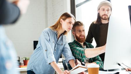 Werknemers geconcentreerd aan het werk