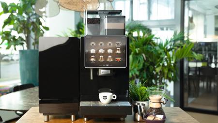 Zakelijke koffieautomaat met koffiebonen voor de fijnproever