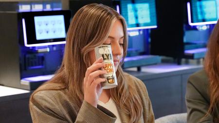 Oatly ijskoffie drinken bij Gio Coffee