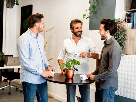 Collega's drinken koffie op het werk van Gio Coffee
