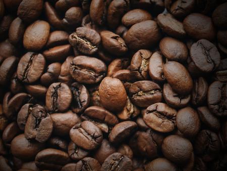 Verschillende soorten koffieroasts utigelegd