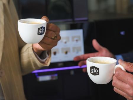Koffie drinken uit mokken van Gio Coffee