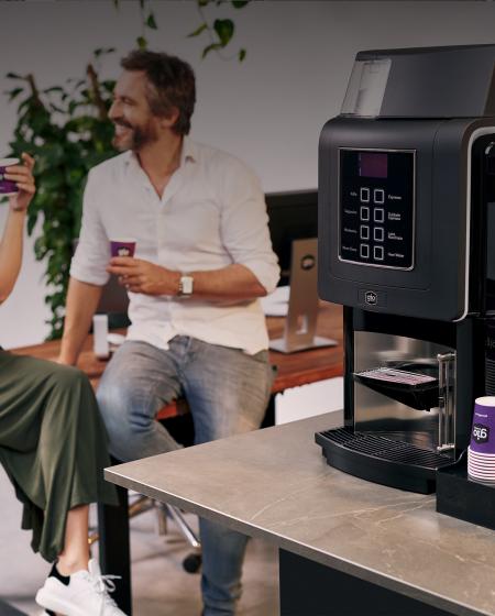 Collega's aan de praat naast de Gio Coffee koffiemachine