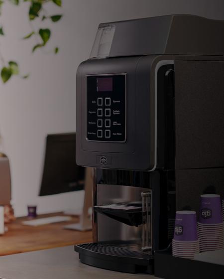 Koffiemachine met chocolademelk voor op kantoor