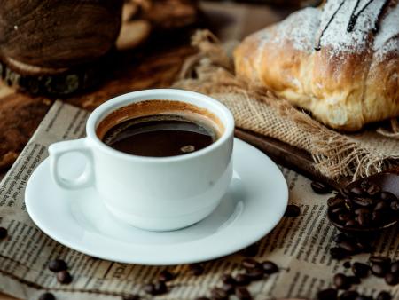 Americano koffie croissant