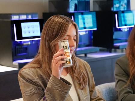 Oatly ijskoffie drinken bij Gio Coffee