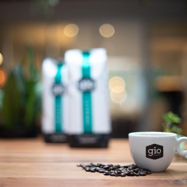 Sfeerbeeld-Gio-Coffee-Supremo-Instant-koffiemelange-Zakelijke-Koffie.jpg