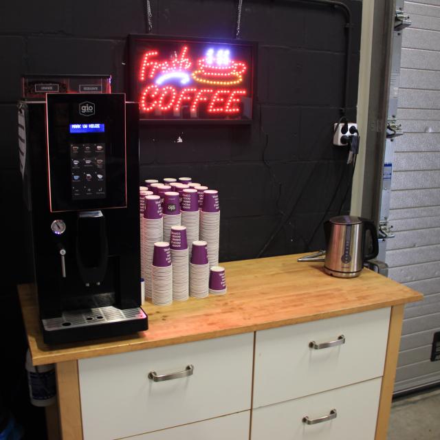 De koffiehoek bij Hoens Creative met een Gio Coffee koffiemachine