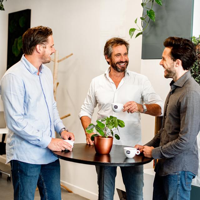 Collega's drinken koffie op het werk van Gio Coffee