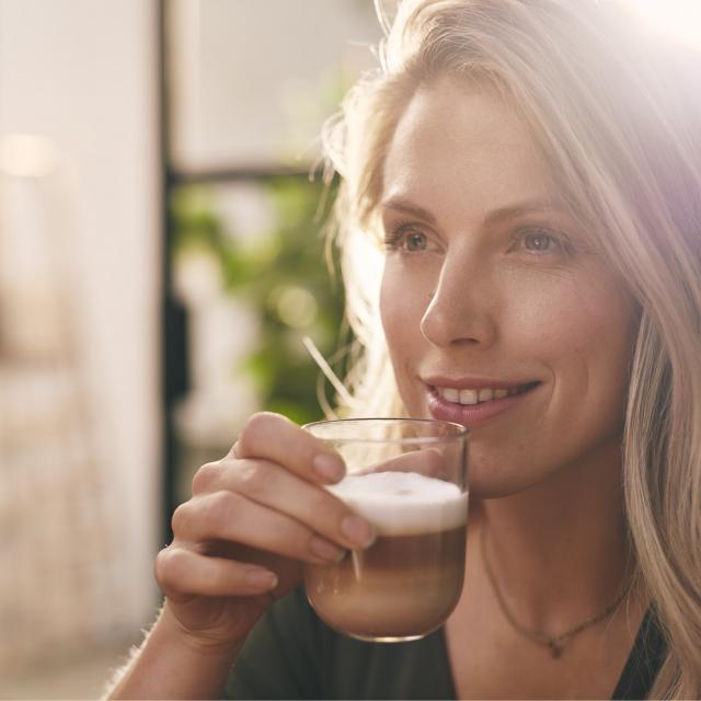 Gio Coffee Collega geniet van een kop latte macchiato