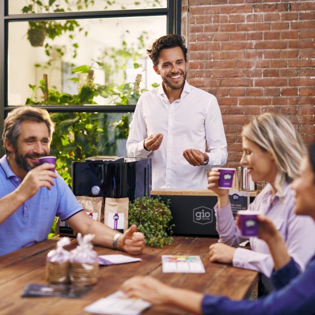 Gio Coffee koffieproeverij samen met collega's op kantoor