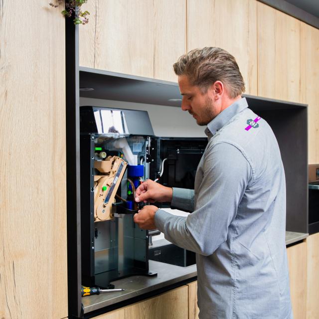Gio Coffee koffiespecialist voert onderhoud uit aan een zakelijke koffiemachine