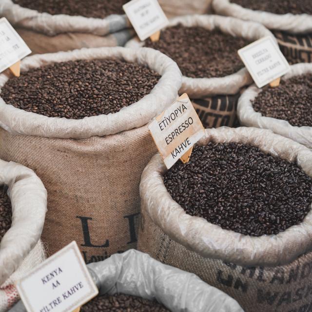 Koffiebonen van over de hele wereld voor koffie op kantoor