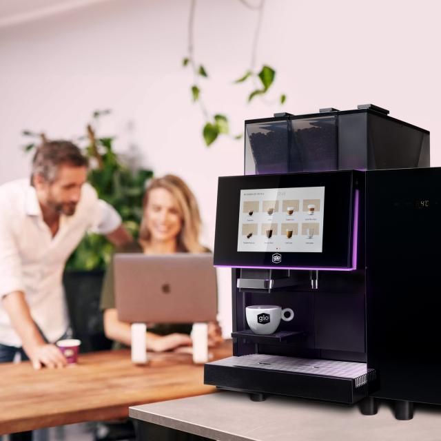 Gio Coffee collega's in overleg met Venturo zakelijke koffiemachine