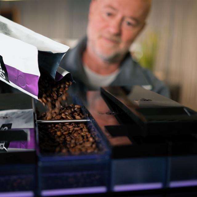 Gio Coffee zakelijke koffiebonenmachine gevuld met koffiebonen