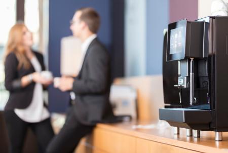 Franke A400 koffiebonenmachine met verse melk in kantoor zakelijk