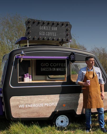 Gio Coffee Barista on Wheels in een grasveld
